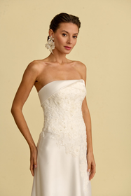 Görseli Galeri görüntüleyiciye yükleyin, Akay düz gelinlik modeli, sade ve zarif siluetli modern minimal gelinlik tasarımı
