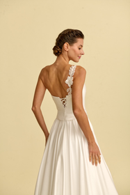 Load image into Gallery viewer, Akay düz gelinlik modeli, sade ve zarif siluetli modern minimal gelinlik tasarımı
