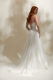 Görseli Galeri görüntüleyiciye yükleyin, Akay modern bridal elbise, yalın çizgili düz kesim gelinlik modeli
