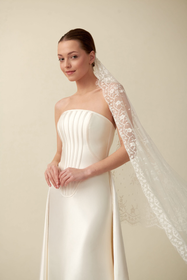 Load image into Gallery viewer, Akay sade straplez düz kesim gelinlik, temiz hatlı siluet ile tasarlanmış modern bridal gelinlik modeli
