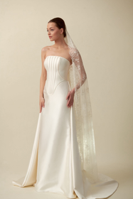 Load image into Gallery viewer, Akay sade straplez düz kesim gelinlik, temiz hatlı siluet ile tasarlanmış modern bridal gelinlik modeli
