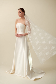 Load image into Gallery viewer, Akay sade straplez düz kesim gelinlik, temiz hatlı siluet ile tasarlanmış modern bridal gelinlik modeli
