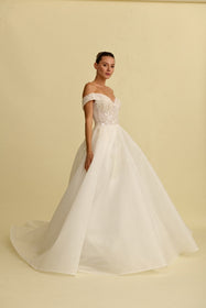 Load image into Gallery viewer, Akay kabarık prenses gelinlik modeli, gösterişli kabarık etek ve romantik dantel detaylı bridal gown
