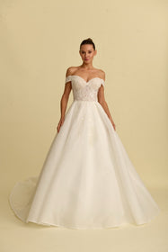 Load image into Gallery viewer, Akay kabarık prenses gelinlik modeli, gösterişli kabarık etek ve romantik dantel detaylı bridal gown
