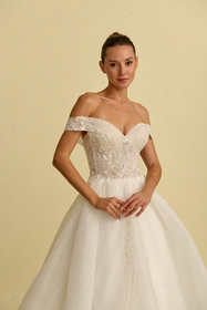 Load image into Gallery viewer, Akay kabarık prenses gelinlik modeli, gösterişli kabarık etek ve romantik dantel detaylı bridal gown
