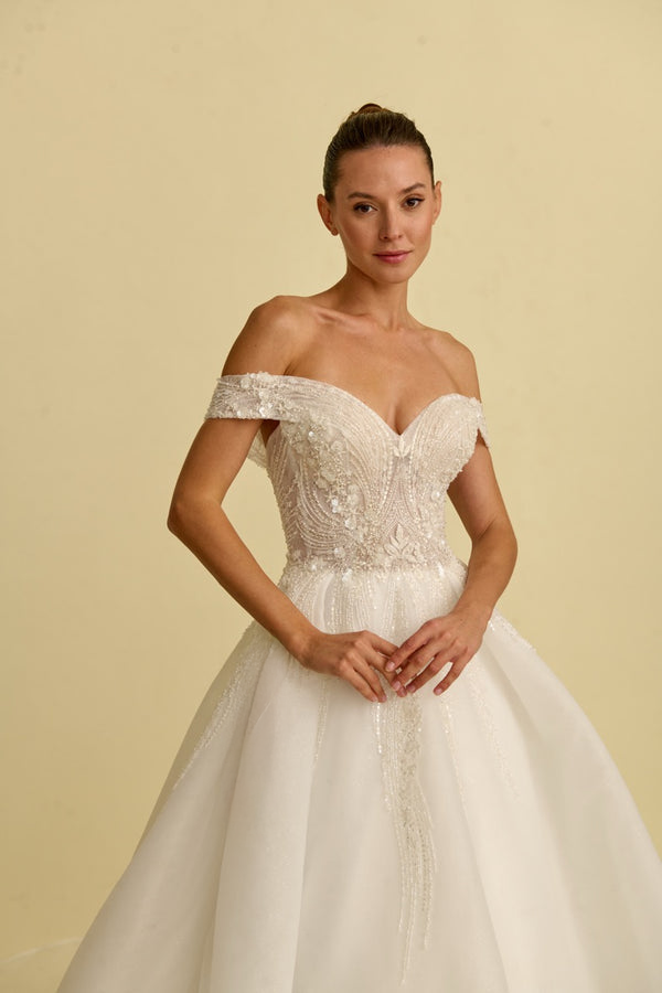 Akay kabarık prenses gelinlik modeli, gösterişli kabarık etek ve romantik dantel detaylı bridal gown