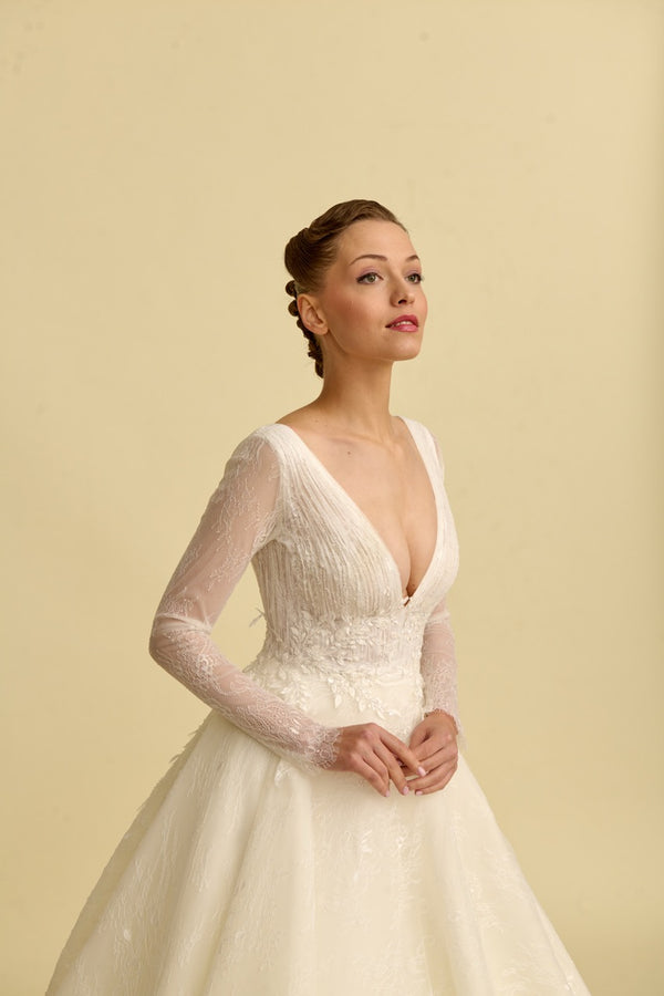 Akay kabarık prenses gelinlik modeli, hacimli tül etek ve zarif dantel detaylı romantik prenses kesim gelinlik