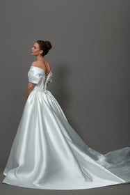 Görseli Galeri görüntüleyiciye yükleyin, Akay prenses yaka modern kabarık prenses gelinlik modeli, ihtişamlı kabarık etek ve zarif üst detaylarıyla düğün gelinliği
