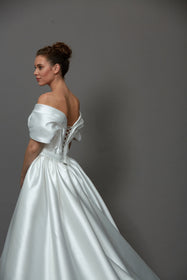 Görseli Galeri görüntüleyiciye yükleyin, Akay prenses yaka modern kabarık prenses gelinlik modeli, ihtişamlı kabarık etek ve zarif üst detaylarıyla düğün gelinliği
