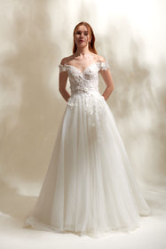 Görseli Galeri görüntüleyiciye yükleyin, Akay kabarık prenses gelinlik modeli, ihtişamlı kabarık etek ve zarif üst detaylarıyla düğün gelinliği
