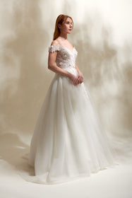 Görseli Galeri görüntüleyiciye yükleyin, Akay kabarık prenses gelinlik modeli, ihtişamlı kabarık etek ve zarif üst detaylarıyla düğün gelinliği
