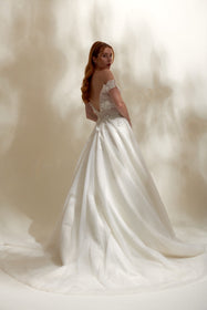 Görseli Galeri görüntüleyiciye yükleyin, Akay kabarık prenses gelinlik modeli, ihtişamlı kabarık etek ve zarif üst detaylarıyla düğün gelinliği
