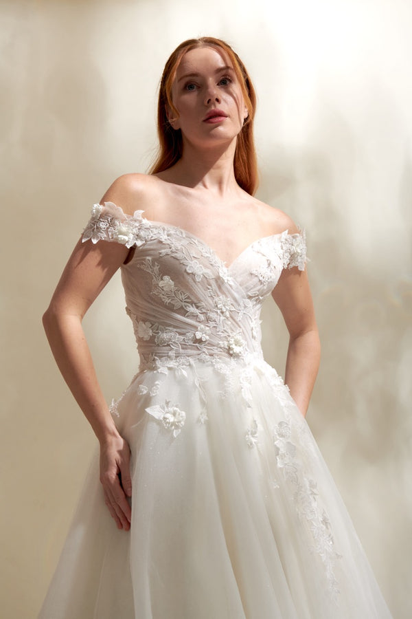 Akay kabarık prenses gelinlik modeli, ihtişamlı kabarık etek ve zarif üst detaylarıyla düğün gelinliği