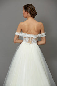 Görseli Galeri görüntüleyiciye yükleyin, Akay kabarık prenses gelinlik modeli, dantelli tül etek ve işlemeli romantik prenses kesim gelinlik
