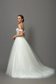 Görseli Galeri görüntüleyiciye yükleyin, Akay kabarık prenses gelinlik modeli, dantelli tül etek ve işlemeli romantik prenses kesim gelinlik
