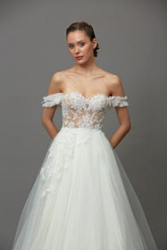 Görseli Galeri görüntüleyiciye yükleyin, Akay kabarık prenses gelinlik modeli, dantelli tül etek ve işlemeli romantik prenses kesim gelinlik
