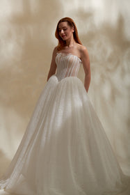 Görseli Galeri görüntüleyiciye yükleyin, Akay kabarık dantelli prenses gelinlik modeli, ihtişamlı kabarık etek ve zarif üst detaylarıyla düğün gelinliği
