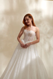 Görseli Galeri görüntüleyiciye yükleyin, Akay kabarık dantelli prenses gelinlik modeli, ihtişamlı kabarık etek ve zarif üst detaylarıyla düğün gelinliği
