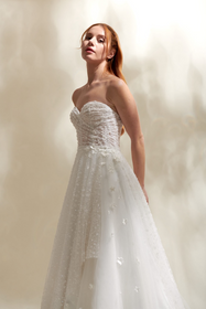 Görseli Galeri görüntüleyiciye yükleyin, Akay prenses kesim işli kabarık gelinlik, gösterişli tül etekli ve dantel detaylı klasik bridal tasarım
