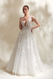 Load image into Gallery viewer, Akay prenses kesim kabarık gelinlik, masalsı görünüm sunan kat kat tül etek ve çiçek dantel zarif işlemeli üst tasarımlı bridal gelinlik modeli
