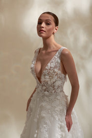 Load image into Gallery viewer, Akay prenses kesim kabarık gelinlik, masalsı görünüm sunan kat kat tül etek ve çiçek dantel zarif işlemeli üst tasarımlı bridal gelinlik modeli
