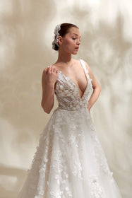 Load image into Gallery viewer, Akay prenses kesim kabarık gelinlik, masalsı görünüm sunan kat kat tül etek ve çiçek dantel zarif işlemeli üst tasarımlı bridal gelinlik modeli
