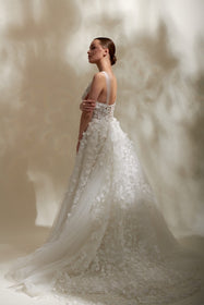 Load image into Gallery viewer, Akay prenses kesim kabarık gelinlik, masalsı görünüm sunan kat kat tül etek ve çiçek dantel zarif işlemeli üst tasarımlı bridal gelinlik modeli
