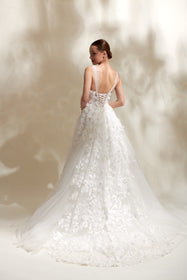 Load image into Gallery viewer, Akay prenses kesim kabarık gelinlik, masalsı görünüm sunan kat kat tül etek ve çiçek dantel zarif işlemeli üst tasarımlı bridal gelinlik modeli
