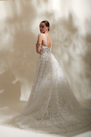 Load image into Gallery viewer, Akay prenses kesim kabarık gelinlik, masalsı görünüm sunan kat kat tül etek ve çiçek dantel zarif işlemeli üst tasarımlı bridal gelinlik modeli
