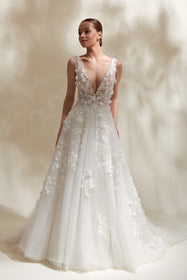 Load image into Gallery viewer, Akay prenses kesim kabarık gelinlik, masalsı görünüm sunan kat kat tül etek ve çiçek dantel zarif işlemeli üst tasarımlı bridal gelinlik modeli
