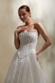 Load image into Gallery viewer, Akay prenses kesim kabarık gelinlik, masalsı görünüm sunan kat kat dantel tül etek ve zarif işlemeli üst tasarımlı bridal gelinlik modeli
