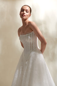 Load image into Gallery viewer, Akay prenses kesim kabarık gelinlik, masalsı görünüm sunan kat kat dantel tül etek ve zarif işlemeli üst tasarımlı bridal gelinlik modeli
