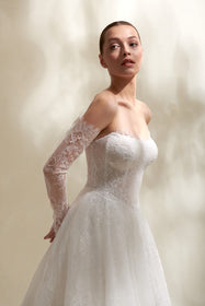 Load image into Gallery viewer, Akay prenses kesim kabarık gelinlik, masalsı görünüm sunan kat kat dantel tül etek ve zarif işlemeli üst tasarımlı bridal gelinlik modeli
