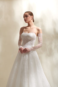 Load image into Gallery viewer, Akay prenses kesim kabarık gelinlik, masalsı görünüm sunan kat kat dantel tül etek ve zarif işlemeli üst tasarımlı bridal gelinlik modeli
