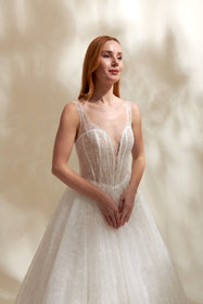 Görseli Galeri görüntüleyiciye yükleyin, Akay kabarık prenses gelinlik modeli, ihtişamlı kabarık etek ve zarif üst ışıltılı dantel detaylarıyla düğün gelinliği
