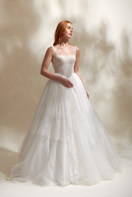 Görseli Galeri görüntüleyiciye yükleyin, Akay kare yaka prenses kesim kabarık gelinlik, gösterişli tül etekli ve dantel detaylı klasik bridal tasarım
