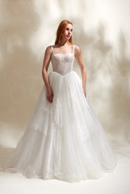 Görseli Galeri görüntüleyiciye yükleyin, Akay kare yaka prenses kesim kabarık gelinlik, gösterişli tül etekli ve dantel detaylı klasik bridal tasarım
