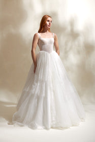 Görseli Galeri görüntüleyiciye yükleyin, Akay kare yaka prenses kesim kabarık gelinlik, gösterişli tül etekli ve dantel detaylı klasik bridal tasarım
