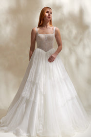 Görseli Galeri görüntüleyiciye yükleyin, Akay kare yaka prenses kesim kabarık gelinlik, gösterişli tül etekli ve dantel detaylı klasik bridal tasarım
