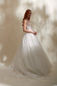 Görseli Galeri görüntüleyiciye yükleyin, Akay kare yaka prenses kesim kabarık gelinlik, gösterişli tül etekli ve dantel detaylı klasik bridal tasarım
