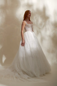 Görseli Galeri görüntüleyiciye yükleyin, Akay kare yaka prenses kesim kabarık gelinlik, gösterişli tül etekli ve dantel detaylı klasik bridal tasarım
