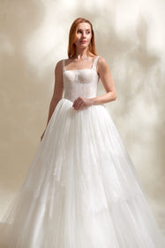 Görseli Galeri görüntüleyiciye yükleyin, Akay kare yaka prenses kesim kabarık gelinlik, gösterişli tül etekli ve dantel detaylı klasik bridal tasarım
