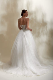 Görseli Galeri görüntüleyiciye yükleyin, Akay prenses kesim kabarık gelinlik, gösterişli tül etekli ve dantel detaylı klasik bridal tasarım
