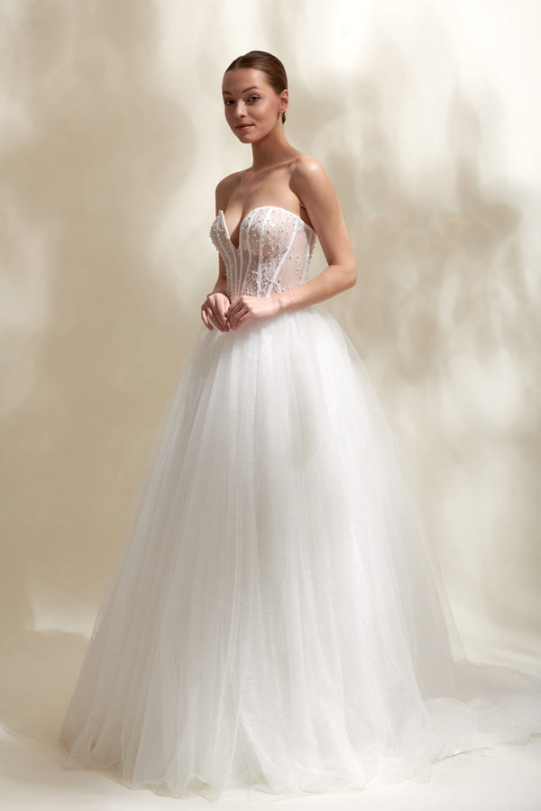 Akay prenses kesim kabarık gelinlik, gösterişli tül etekli ve dantel detaylı klasik bridal tasarım
