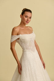 Görseli Galeri görüntüleyiciye yükleyin, Akay prenses kesim kabarık gelinlik, gösterişli tül etekli ve dantel detaylı klasik bridal tasarım
