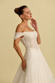 Görseli Galeri görüntüleyiciye yükleyin, Akay prenses kesim kabarık gelinlik, gösterişli tül etekli ve dantel detaylı klasik bridal tasarım
