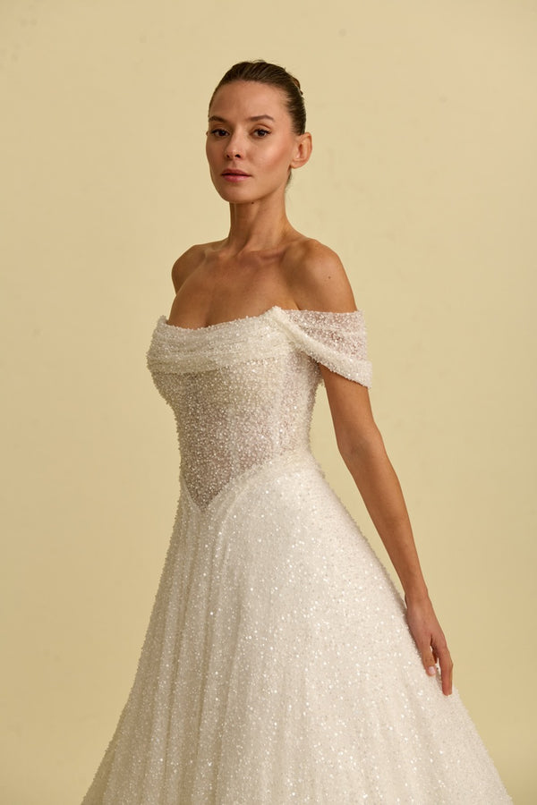 Akay prenses kesim kabarık gelinlik, gösterişli tül etekli ve dantel detaylı klasik bridal tasarım