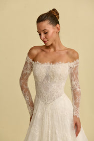 Görseli Galeri görüntüleyiciye yükleyin, Akay kabarık prenses gelinlik modeli, hacimli tül etek ve zarif dantel işlemeli romantik prenses kesim gelinlik
