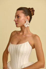 Görseli Galeri görüntüleyiciye yükleyin, Akay kabarık prenses gelinlik modeli, hacimli tül etek ve zarif dantel detaylı romantik prenses kesim gelinlik
