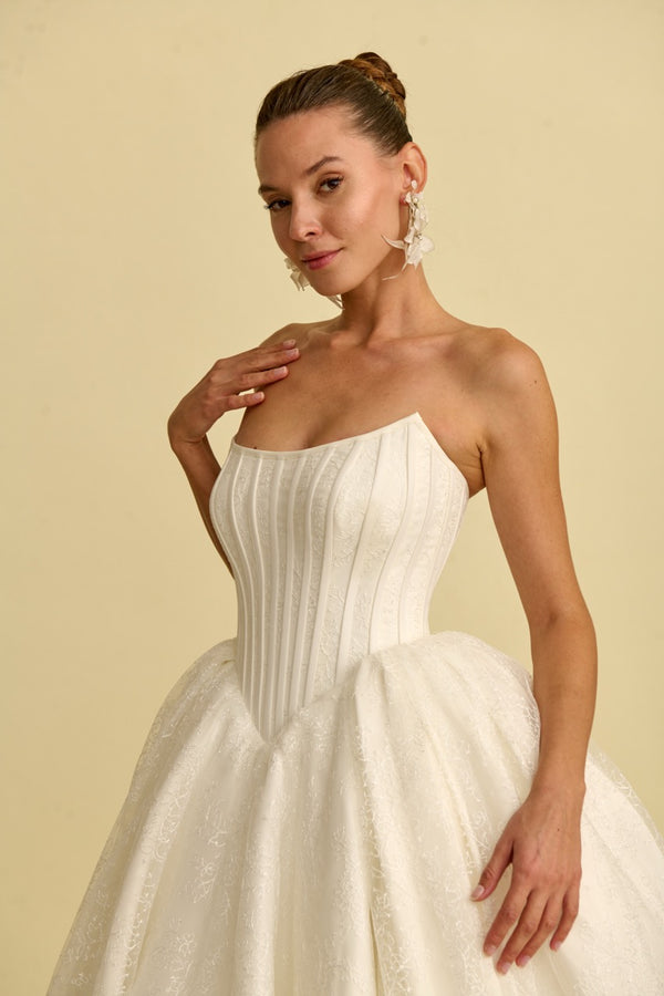 Akay romantik prenses gelinlik, hacimli etek ve zarif işlemeli bridal couture model